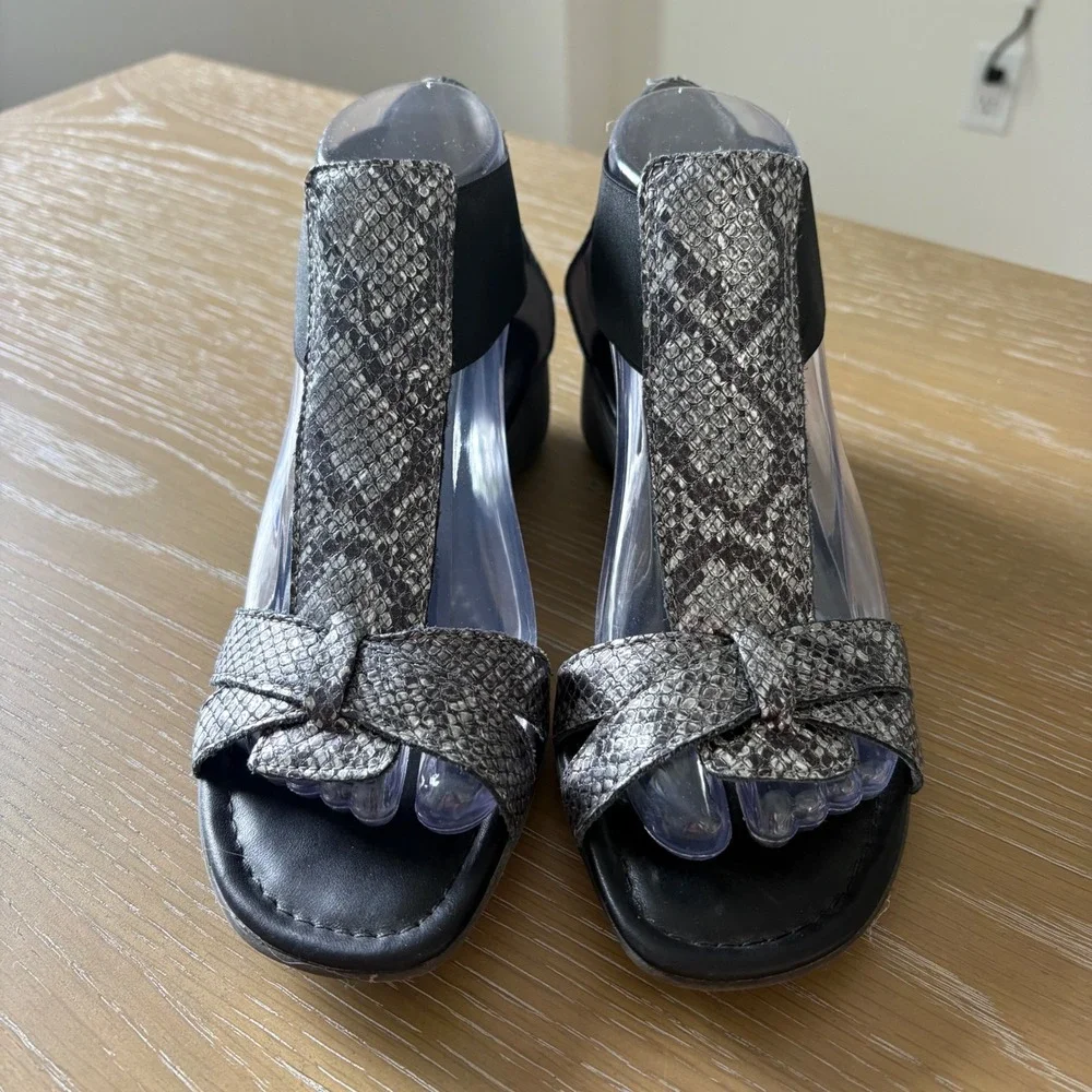 The FLEXX Womens‎ Silver Snakeskin Print Wedge Sandals Elastic Straps Size 7 38